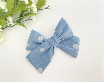 Nœud noué en chambray en denim avec imprimé marguerites | Noeud de style Millie | noeuds à ressort | noeuds pour cheveux | bandeaux pour bébés | Kates à ruban | Marguerites