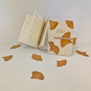 Agenda 2025 hand made. Agenda Ginkgo Biloba, foglie pressate, vere foglie Ginkgo, agenda settimanale naturale colori natura ocra senape