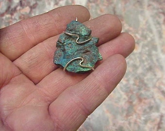 50 envoltorios de roca de acero inoxidable, 10 de cada uno de cinco tamaños. Crea un colgante en unos 30 segundos con cabujones, piedras facetadas, conchas, cristales e incluso canicas.
