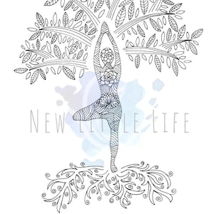 Könnte beinhalten: Schwarz-weiß-Linienzeichnung einer Person in einer Yoga-Pose, die die Form eines Baumes mit Wurzeln und Ästen bildet. Der Text "NEW LIFE" befindet sich unter dem Bild.