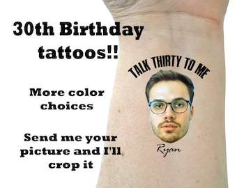 Puede incluir: Un tatuaje temporal con el texto "Talk Thirty To Me" y la cara de una persona con el nombre "Ryan" escrito debajo. El tatuaje está en la muñeca de una persona.