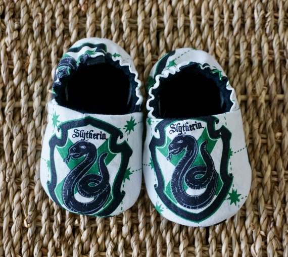 Harry Potter Babyschuhe, Slytherin Baby Booties, weiche Sohle Babyschuhe, Baby Dusche Geschenk, Krippe Schuhe, Baby Geschenk, Baby Moccs, Baby Harry Potter Babyschuhe, Slytherin Baby Booties, weiche Sohle Babyschuhe, Baby Dusche Geschenk, Krippe Schuhe, Baby Geschenk, Baby Moccs, Baby