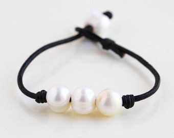 Triple White Freshwater Pearls and Genuine Leather Bracelet, Three Freshwater Pearl Bracelet, Pearl and Leather Bracelet, Boho Jewelry