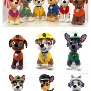 Op de afbeelding: Een verzameling gehaakte pluche speelgoed van de personages uit de kinderserie Paw Patrol. De personages zijn Chase, Marshall, Skye, Rocky, Zuma, Rubble en Everest. De speelgoedjes dragen allemaal hun kenmerkende uniformen en hoeden.