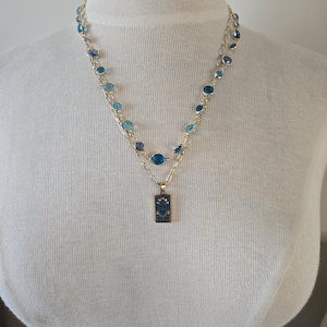 Collar de oro con dijes y cristales - Oro y turquesa, collar de cartas del tarot, joyería de oro y turquesa