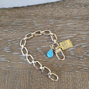 Pulsera con dijes de oro - Joyería personalizada - Pulsera con capas, collar y pulsera a juego - Dije de turquesa y dije de carta del Tarot