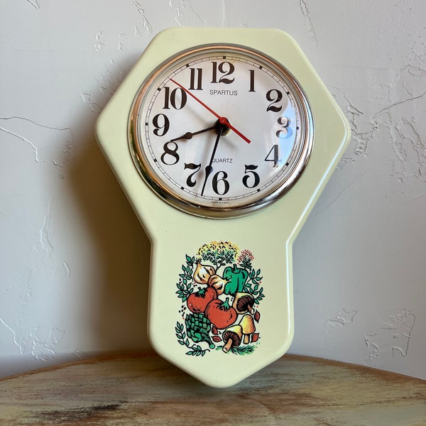 VINTAGE KITCHEN CLOCK Tested and Works, Mushroom Veggie Design Mid Century Spartus Wall Clock