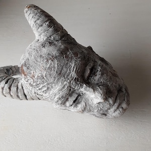Biała ceramiczna głowa z rogami, rzeźba w stylu sumeryjskim, klasyczny wystrój, prezent artystyczny dla niej