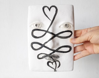 Ceramiczna twarz z kaligraficznym tatuażem unalome flourish, klasyczny prezent rzeźbiarski dla pisarza