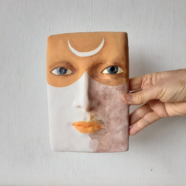 Masque artistique pour visage féminin, sculpture murale en céramique avec tatouage en croissant de lune sur le front du studio Louise Fulton, fabrication australienne