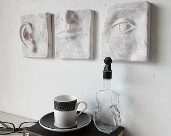 白い壁掛けアート三連画、手作りの陶器製クラシックな顔の彫刻（三つの部分から構成）、「見ざる、言わざる、悪を聞かざる、悪を言わざる」