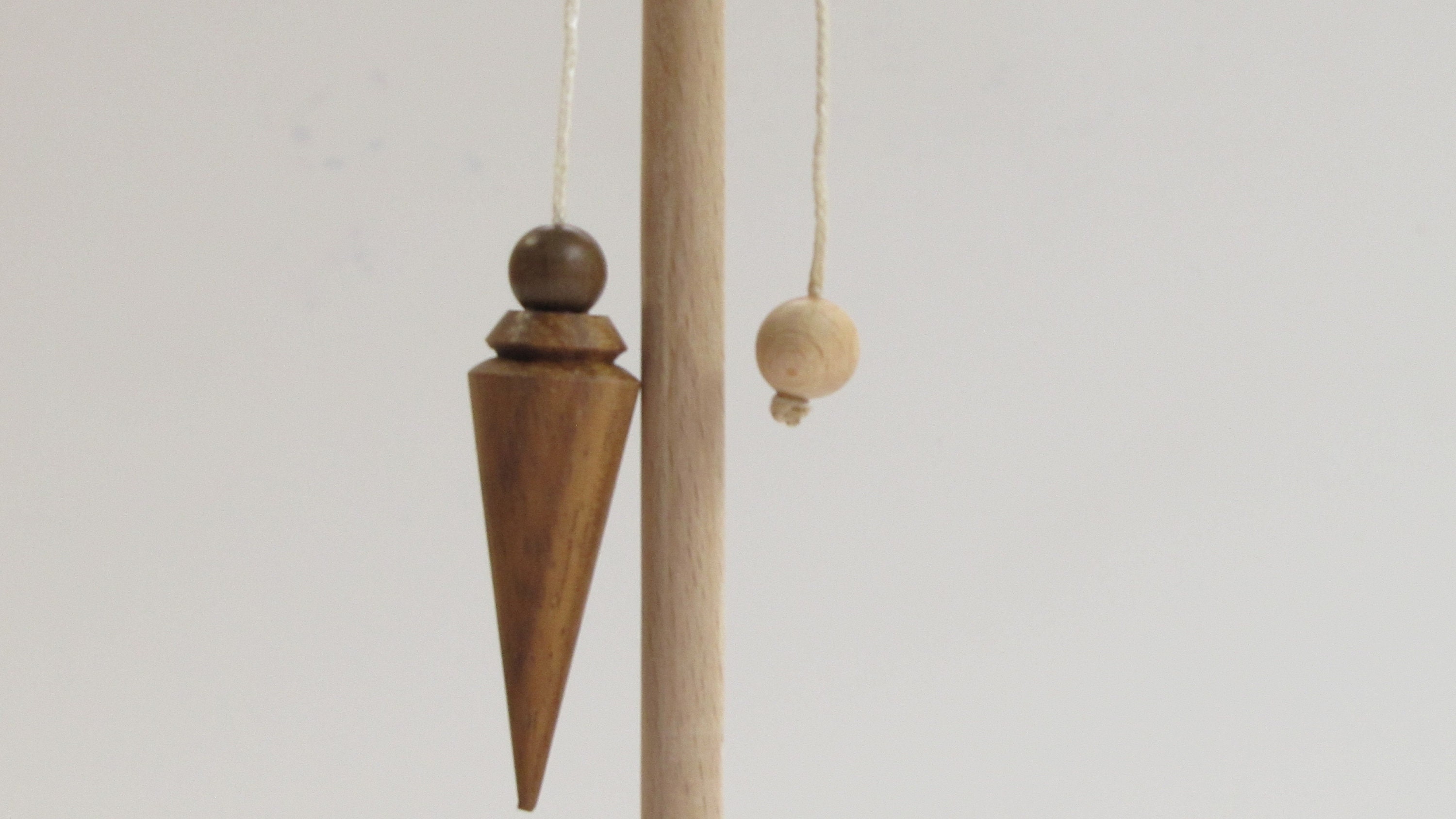 Pendule de Radiesthésie en Bois Exotique