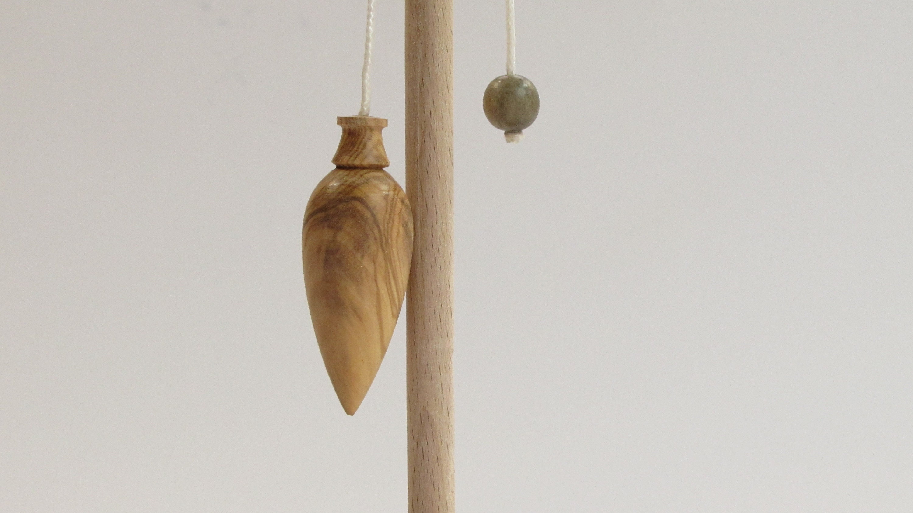 Pendule de Radiesthésie en Bois Pays.