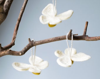 Conjunto de mariposas blancas. Tres adornos colgantes de mariposas de fieltro.