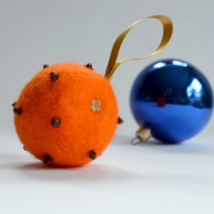 Felted clove studded orange pomander Christmas ornament Christmas tree decoration Orange scented wool felt Christmas ball bauble image 3