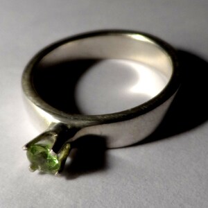 Peridot & Sterling Silber Ring - 4mm Band - 3.5mm Grade AA Peridot Edelstein - Poliert - August Geburtsstein - Verlobung - Hochzeit