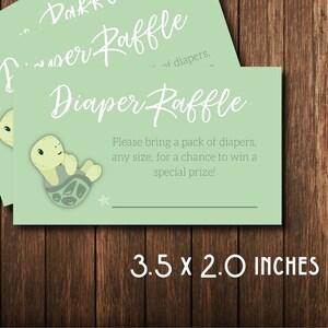 Puede incluir: Tres tarjetas verdes de rifa de pañales con un gráfico de tortuga y el texto "Diaper Raffle" y "¡Por favor, traiga un paquete de pañales, de cualquier tamaño, para tener la oportunidad de ganar un premio especial!" Las tarjetas miden 8,9 cm x 5,1 cm.