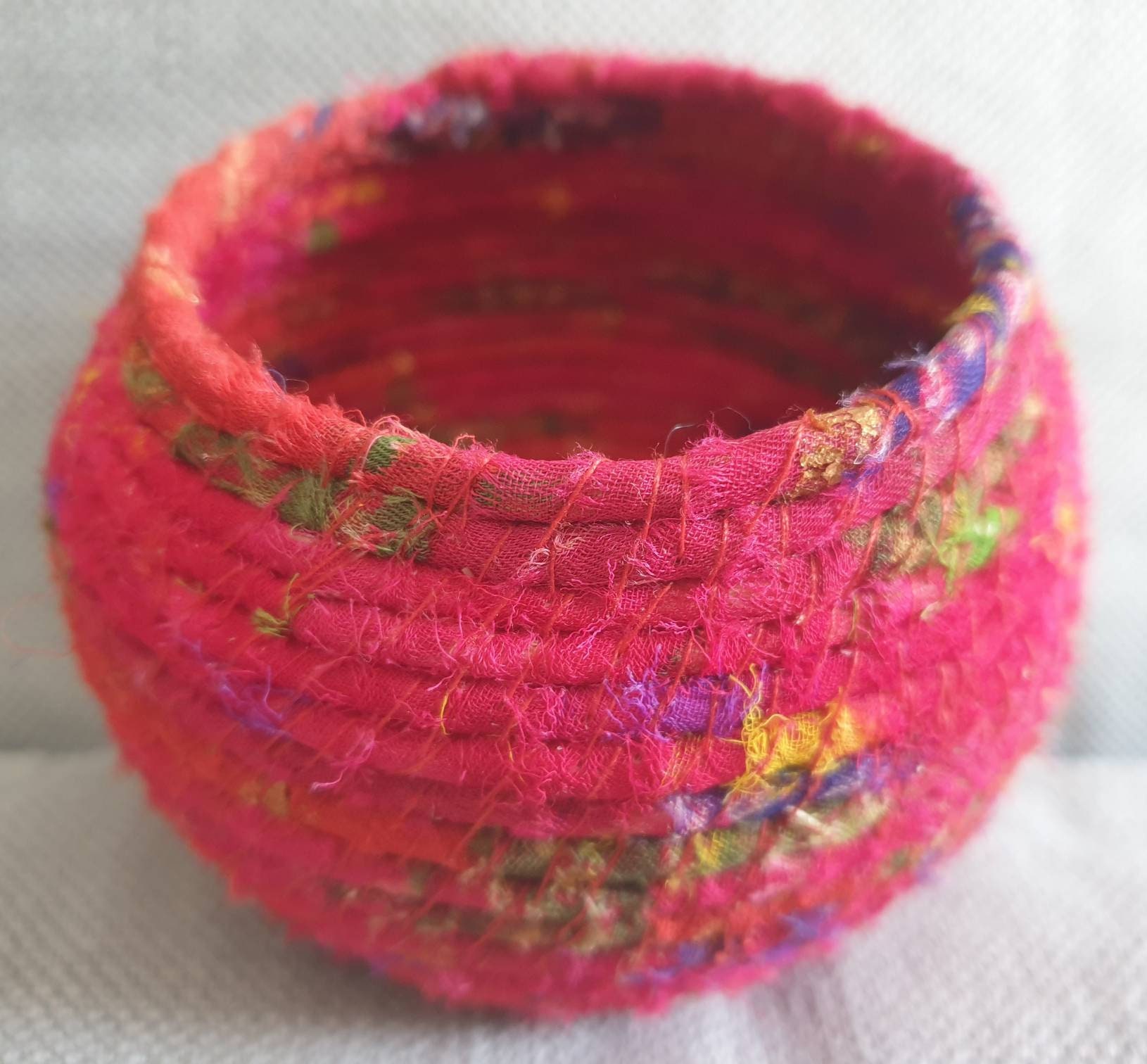 Panier Textile Bobo Ethno Chic Tissus Indiens Récupérés Rouge avec Quelques Éclats de Différentes Co