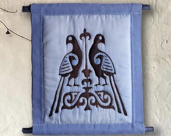 Tapiz de pared de seda acolchada con ornamento kazajo antiguo – Decoración étnica de lujo para la pared