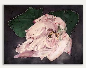 Puede incluir: Pintura a la acuarela de una gran flor rosa claro con múltiples pétalos, sobre un fondo gris oscuro. Dos grandes hojas verdes están situadas detrás de la flor. La obra de arte tiene una apariencia texturizada.