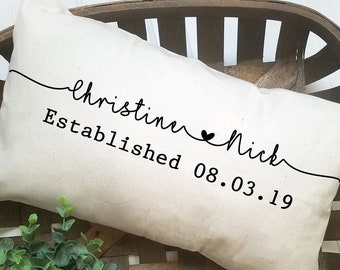 Nombre de la pareja y almohada personalizada de la fecha del est / almohada lumbar personalizada del hogar personalizado / almohada de la habitación de la habitación / almohada moderna de la granja / regalo de la casa de bienvenida