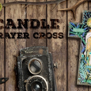 Puede incluir: Una cruz de madera con un dise&ntilde;o de vela, con las palabras "Spirit", "God", "Jesus" y "Faith" en un estilo de mosaico azul y verde.