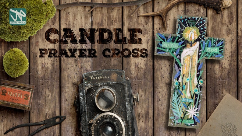 Puede incluir: Una cruz de madera con un dise&ntilde;o de vela, con las palabras "Spirit", "God", "Jesus" y "Faith" en un estilo de mosaico azul y verde.