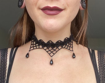 Choker en dentelle gothique crocheté à la main avec perles et cristaux | Tour de cou au crochet personnalisable avec ruban de velours noir et accents perlés
