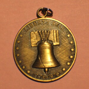 USA Liberty Bell 1776-1976 Bicentennial Medallion image 2