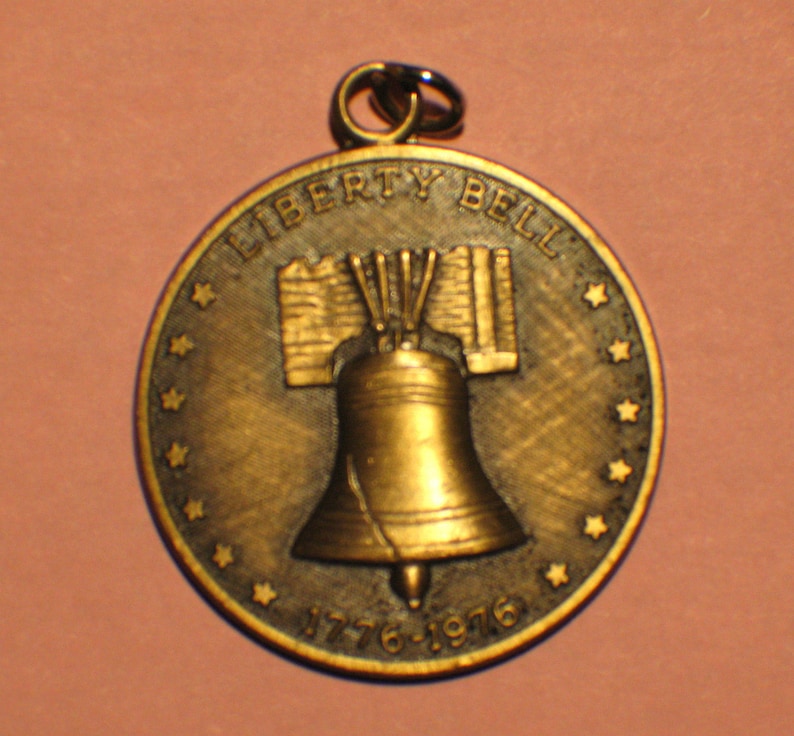 USA Liberty Bell 1776-1976 Bicentennial Medallion image 2