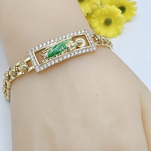 Pulsera de San Judas con baño de oro de 14 quilates. Eslabones de flores. Pulsera de San Judas Oro Laminado.