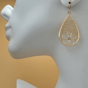 18K Gold Plated Filigree Flower Dangle Lightweight Earrings. Oro Laminado