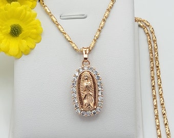 Op de afbeelding: Een gouden ketting met een hanger met een afbeelding van de Maagd Maria, omringd door heldere zirkonia-stenen.