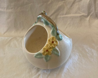 Vintage, Weller aardewerk, tak behandeld witte plantenbak kom, plantenbak vaas mand met gele bloemen