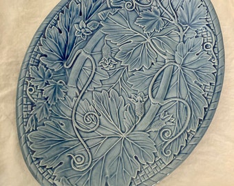 Vintage, keramische ovale schotel, blauw met bessen en bladeren op Basketweave-motief