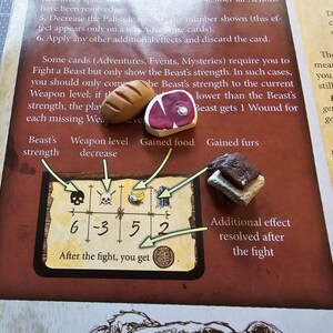 K&ouml;nnte beinhalten: Ein Spielbrett mit einem Gitter, das die Zahlen 6, 3, 5 und 2 zeigt. Das Brett hat ein Sch&auml;del-, ein Sch&auml;del mit Knochen-, ein Bananen- und ein K&auml;fer-Symbol. Der Text auf dem Brett lautet "Nach dem Kampf erh&auml;ltst du". Es gibt drei kleine Lebensmittel: ein braunes Br&ouml;tchen, rotes Fleisch und eine Schokoladentafel mit einer wei&szlig;en Schicht. Der Text &uuml;ber dem Brett lautet "Biestst&auml;rke", "Waffenlevel-Abnahme", "Gewonnene Nahrung" und "Gewonnene Pelze".