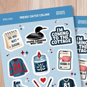 以下が含まれることがあります： ライトブルーの背景に、さまざまなホッケーをテーマにしたグラフィックが描かれた2枚のステッカーシート。デザインには、ホッケーのジャージ、ホッケーのスティック、アビ、そして「I'm Coming to the Cottage」と「See You Next Season」というテキストが含まれています。