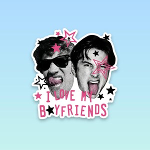 Op de afbeelding: Een gestanste sticker met een zwart-witte stippelillustratie van twee gezichten met uitgestoken tongen, waarvan er &eacute;&eacute;n een zonnebril draagt. Het ontwerp bevat roze en zwarte sterren en de roze tekst I LOVE MY B*YFRIENDS met een zwarte ster.