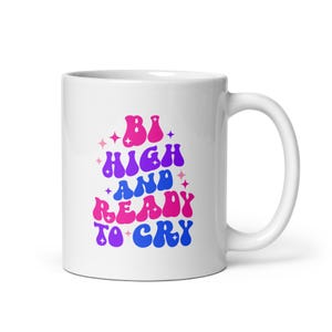 Può includere: Tazza in ceramica bianca con un design bicolore che dice "Bi High and Ready to Cry" in un font retrò con stelle.