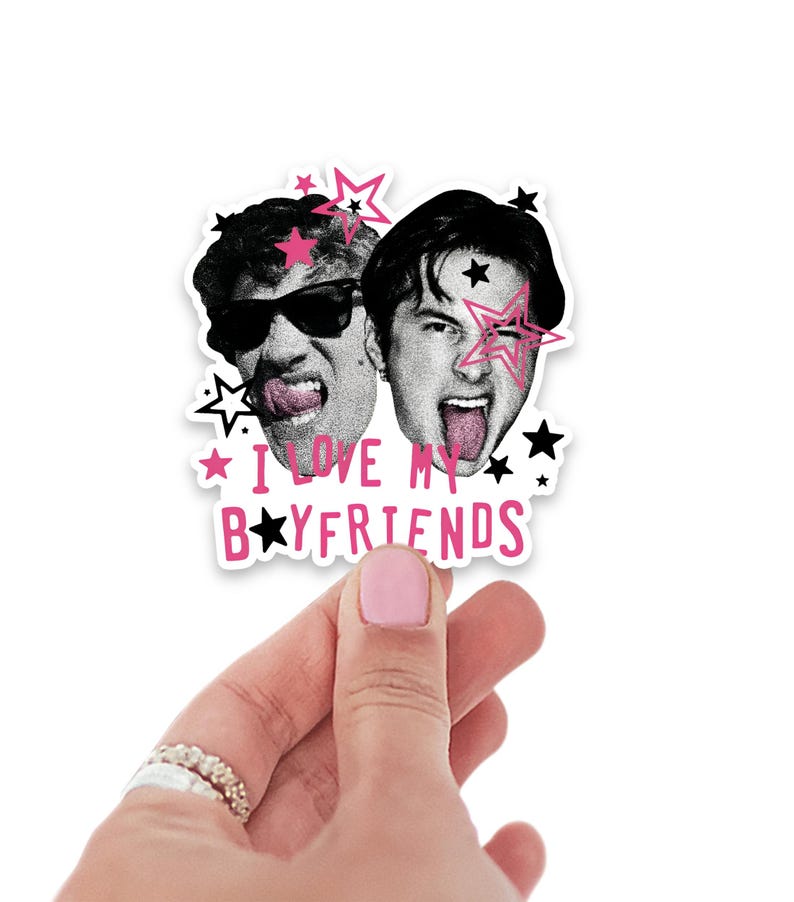 Op de afbeelding: Een gestanste sticker met twee zwart-witportretten van mensen die hun tong uitsteken, waarvan &eacute;&eacute;n met een zonnebril. Het ontwerp bevat roze en zwarte sterren en de tekst I LOVE MY BOYFRIENDS in roze letters met een zwarte ster in plaats van de O.