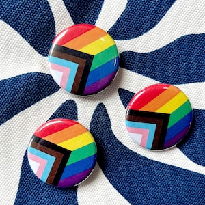 Knapp med flagga för Progress Pride | HBTQ+ Pride-märke | Nål för inkluderande queer- och transpersoner | Knapp med aktivistpride | Gåva till HBTQ+-allierade