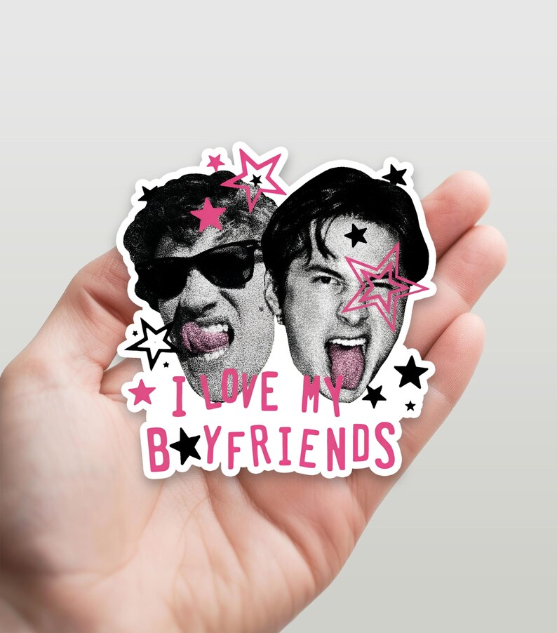 Op de afbeelding: Een gestanste sticker met twee zwart-witportretten van personen die hun tong uitsteken, waarvan er &eacute;&eacute;n een zonnebril draagt. Het ontwerp bevat roze en zwarte sterren en de roze tekst "I LOVE MY B★YFRIENDS" in een speels lettertype.
