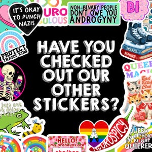 Op de afbeelding: Een verzameling kleurrijke stickers rondom de centrale witte tekst die luidt HAVE YOU CHECKED OUT OUR OTHER STICKERS? De stickers bevatten diverse ontwerpen, waaronder een skelet, een kikker, kittens, schaatsen en regenboogmotieven.