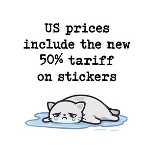 Op de afbeelding: Een grafische illustratie van een verdrietige, witte kat die in een blauwe plas tranen ligt. Boven de kat staat de zwarte tekst: US prices include the new 50% tariff on stickers. Het ontwerp maakt gebruik van eenvoudige, dikke lijnen.