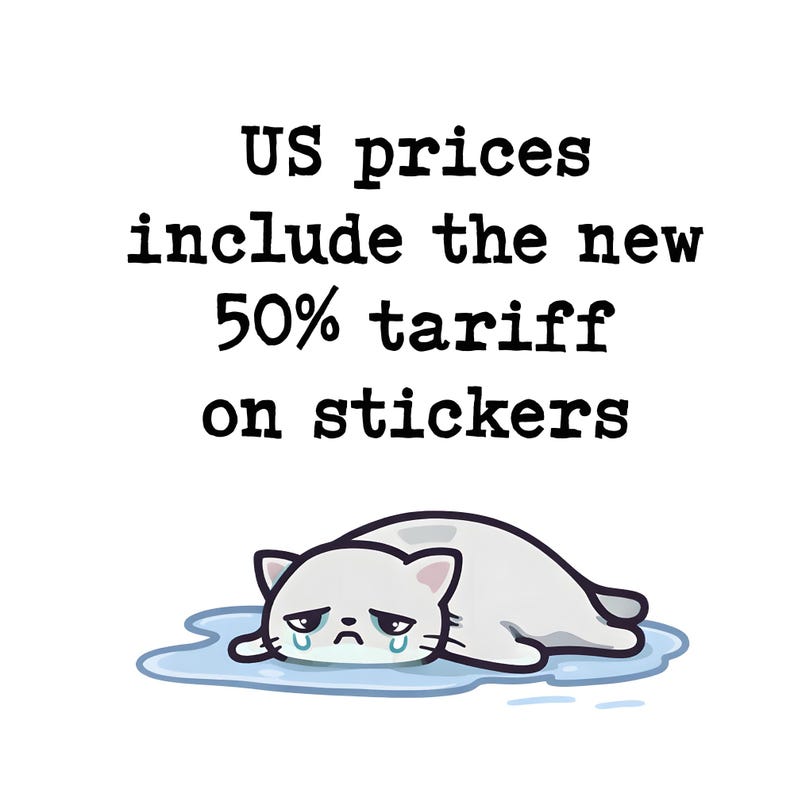 Op de afbeelding: Een grafische illustratie van een verdrietige, witte kat die in een blauwe plas tranen ligt. Boven de kat staat de zwarte tekst: US prices include the new 50% tariff on stickers. Het ontwerp maakt gebruik van eenvoudige, dikke lijnen.