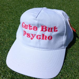 Cute But Psycho Bestickte Baseball Cap Mütze in 15 Farben und 25 Garnfarben.