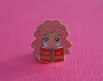 Don't Crack My Spine | Pink Hair Variante Emaille Pin