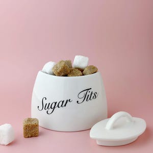 Azucarero con forma de tetitas decoradas a mano, azucarero blanco con tapa