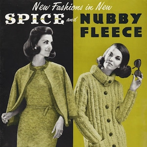 Puede incluir: Una portada de revista con dos mujeres modelando prendas de punto. El texto de la portada dice "New Fashions in New SPICE and NUBBY FLEECE". La revista se titula "FLEISHER'S Bear Brand BOTANY".