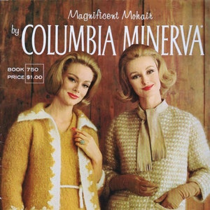 Könnte beinhalten: Ein Vintage-Strickmusterbuchcover mit zwei Frauen, die Mohairpullover tragen. Das Buch trägt den Titel "Magnificent Mohair by Columbia Minerva" und der Preis ist mit 1,00 $ angegeben. Das Buch enthält Modelle für Männer, Frauen und Kinder.